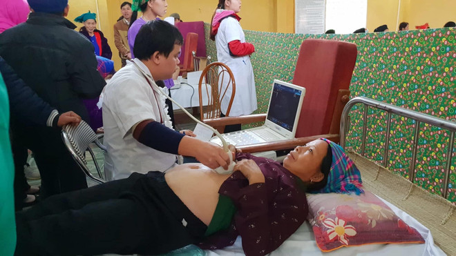 Bác sỹ trẻ khám bệnh cho người dân tại huyện Bảo Lạc, tỉnh Cao Bằng. (Ảnh: PV/Vietnam+) Bổ sung thêm nhiều bác sỹ trẻ về công tác tại tuyến y tế cơ sở ảnh 1