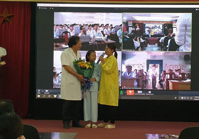 Phó giáo sư Nguyễn Viết Nhung chúc mừng bệnh nhân đã khỏi bệnh lao. (Ảnh: PV/Vietnam+) Nhiều người mắc bệnh lao tại Việt Nam có hoàn cảnh kinh tế khó khăn ảnh 2