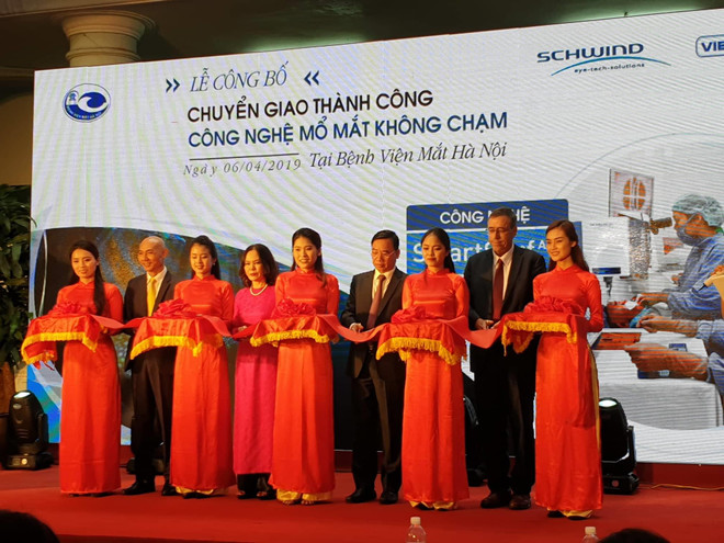 Bệnh viện mắt Hà Nội triển khai công nghệ mổ mắt không chạm ảnh 1