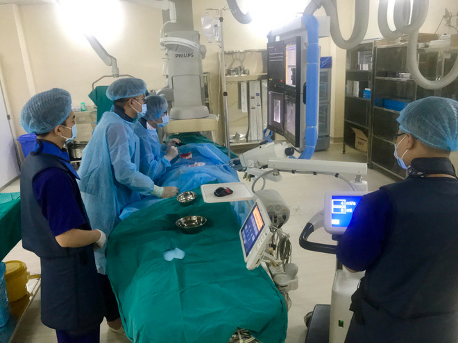 Triển khai một kỹ thuật mới tại Bệnh viện K. (Ảnh: PV/Vietnam+) Tăng cường nghiên cứu thử nghiệm lâm sàng điều trị bệnh ung thư ảnh 1