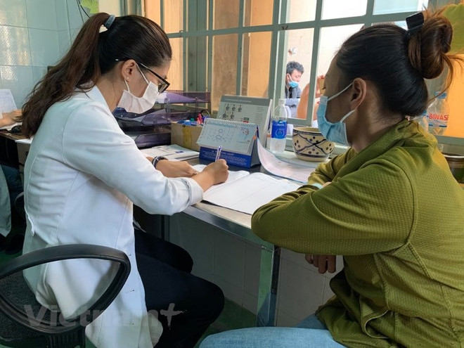 Người bệnh đến khám định kỳ lấy thuốc điều trị HIV tại Trung tâm Y tế Thuận An, tỉnh Bình Dương. (Ảnh: T.G/Vietnam+) UN Women giúp nâng cao năng lực cho mạng lưới phụ nữ nhiễm HIV ảnh 1