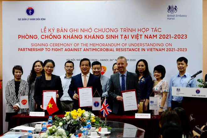 Đại diện Bộ Y tế cùng với Đại sứ quán Anh tại Việt Nam và đại diện GSK đã ký kết Biên bản ghi nhớ chương trình hợp tác. (Ảnh: PV/Vietnam+) Chính phủ Anh cam kết cùng Việt Nam giải quyết kháng kháng sinh ảnh 1