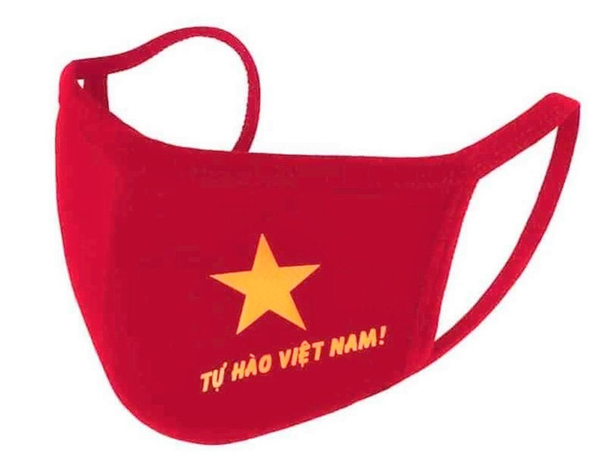 Một mẫu khẩu trang vải in sao vàng trên nền cờ đỏ (Ảnh: PV/Vietnam+) Niềm tự hào Việt Nam và chiếc khẩu trang vải in hình cờ đỏ sao vàng ảnh 2