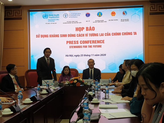 Các đại biểu tham gia cuộc họp báo. (Ảnh: PV/Vietnam+) Việt Nam thuộc số các nước có tình trạng kháng kháng sinh cao ảnh 1