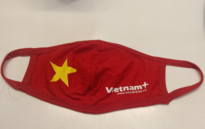 Mẫu khẩu trang vải in cờ đỏ sao vàng của Báo Điện tử VietnamPlus. (Ảnh: PV/Vietnam+) Niềm tự hào Việt Nam và chiếc khẩu trang vải in hình cờ đỏ sao vàng ảnh 1