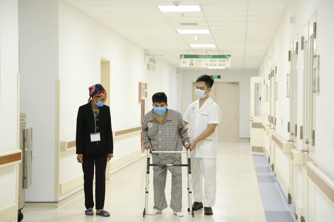 Chàng trai 20 tuổi chập chững những bước đi gần như đầu tiên ảnh 2