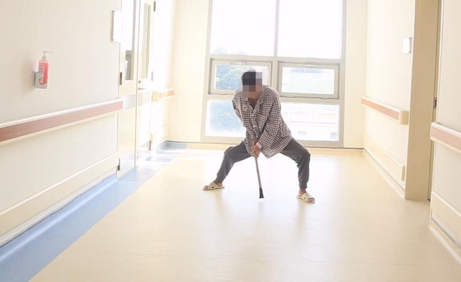 Chàng trai 20 tuổi chập chững những bước đi gần như đầu tiên ảnh 1