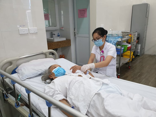 Chăm sóc cho bệnh nhân điều trị tại Bệnh viện Hữu nghị Việt Đức. (Ảnh: PV/Vietnam+) Việt Nam được đánh giá cao về nỗ lực phòng, chống kháng thuốc ảnh 1