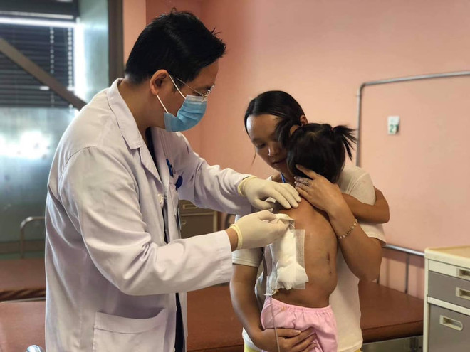 Bé gái chưa từng được nằm thẳng do khối u mỡ nặng 4kg ảnh 1