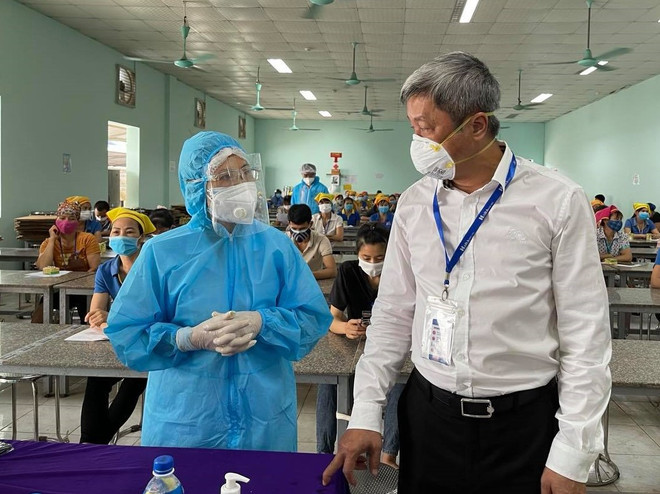 Thứ trưởng Bộ Y tế Nguyễn Trường Sơn kiểm tra công tác phòng chống dịch tại Bắc Giang. (Ảnh: PV/Vietnam+) Bắc Giang tấn công vào 3 mặt trận lớn để dẹp ‘cơn ác mộng’ COVID-19 ảnh 5
