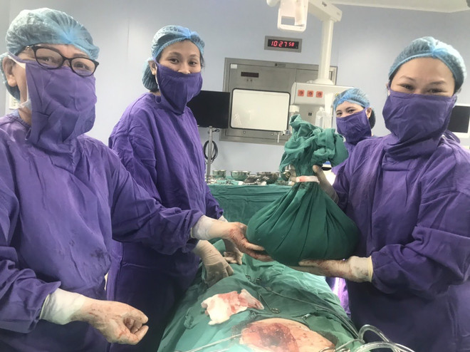 Phẫu thuật cắt bỏ khối u buồng trứng nặng tới 10kg cho cụ bà 80 tuổi ảnh 1