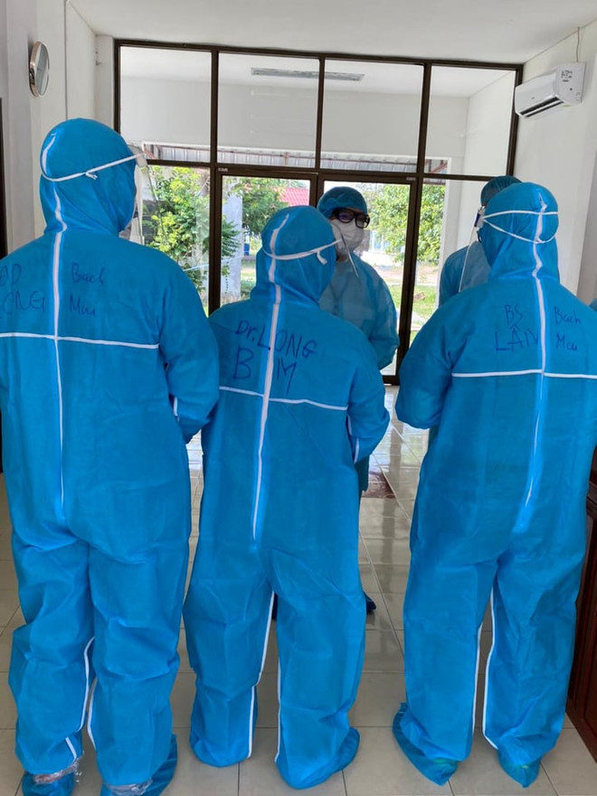 COVID-19: Những ‘chiến binh áo trắng’ gánh trên vai sứ mệnh quốc tế ảnh 2