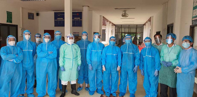 COVID-19: Những ‘chiến binh áo trắng’ gánh trên vai sứ mệnh quốc tế ảnh 1