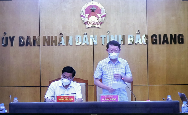 Bí thư tỉnh ủy Dương Văn Thái và Chủ tịch Ủy ban Nhân dân tỉnh Lê Ánh Dương chủ trì cuộc họp về phòng chống dịch. (Ảnh: Trần Việt/TTXVN) Bắc Giang tấn công vào 3 mặt trận lớn để dẹp ‘cơn ác mộng’ COVID-19 ảnh 3