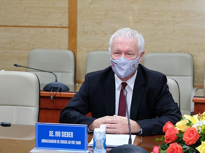 Bộ Y tế làm việc với các Đại sứ Australia, Pháp, Thụy Sỹ về vaccine ảnh 2