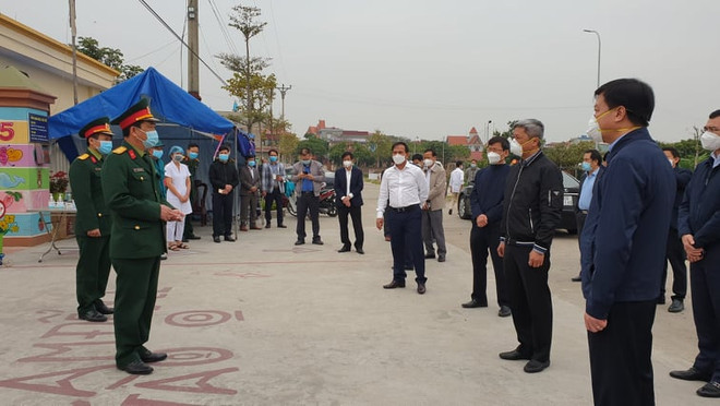 Lực lượng quân đội báo cáo tình hình tại điểm cách ly Trường mầm non Cẩm Phúc, Hải Dương. (Ảnh: PV/Vietnam+) Ý thức người dân: Yếu tố tiên quyết để kiểm soát đại dịch COVID-19 ảnh 4