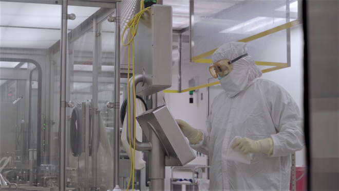 Vắcxin phòng COVID-19 của AstraZeneca trong phòng thí nghiệm. (Ảnh: PV/Vietnam+) Vắcxin phòng COVID-19 của AstraZeneca cho kết quả thử nghiệm khả quan ảnh 2