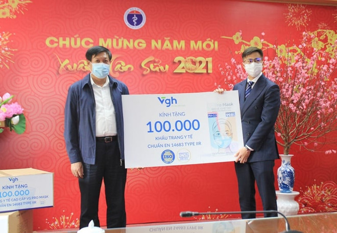 Lãnh đạo Bộ Y tế tiếp nhận 100.000 khẩu trang y tế cao cấp. (Ảnh: PV/Vietnam+) Bộ Y tế tiếp nhận 100.000 khẩu trang y tế để chống dịch COVID-19 ảnh 1