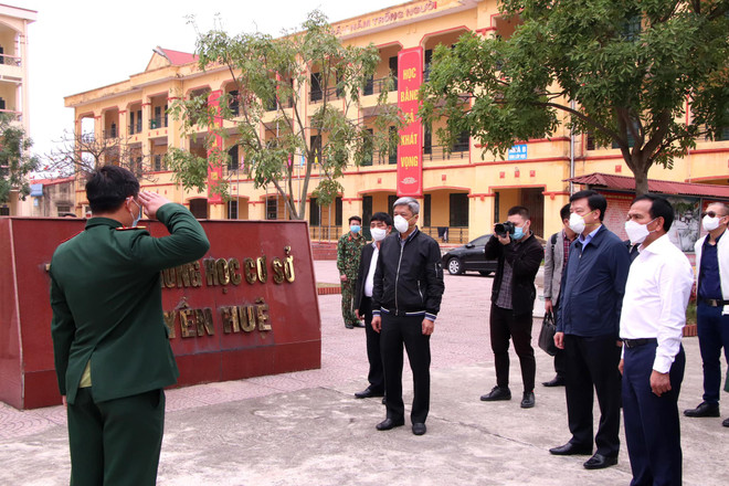 Đoàn công tác đã kiểm tra các khu cách ly tập trung tại Trường Trung học Cơ sở Nguyễn Huệ. (Ảnh: PV/Vietnam+) Bộ Y tế 'sát cánh' giúp Hải Dương vượt làn sóng COVID-19 ảnh 3