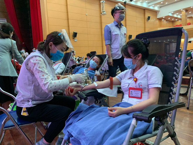 Nhân viên y tế tham gia hiến máu nhân đạo. (Ảnh: PV/Vietnam+) Viện Huyết học: Vẫn còn thiếu khoảng hơn 20.000 đơn vị máu dự trữ ảnh 1