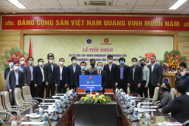 Các đại biểu tại buổi lễ tiếp nhận. (Ảnh: Minh Quyết/TTXVN) Vắcxin COVIVAC: Kết quả nghiên cứu ở 3 quốc gia an toàn, hiệu quả ảnh 4