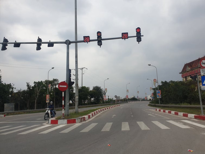 Thành phố Hải Dương vắng sau quyết định giãn cách xã hội. (Ảnh: PV/Vietnam+) Ý thức người dân: Yếu tố tiên quyết để kiểm soát đại dịch COVID-19 ảnh 3