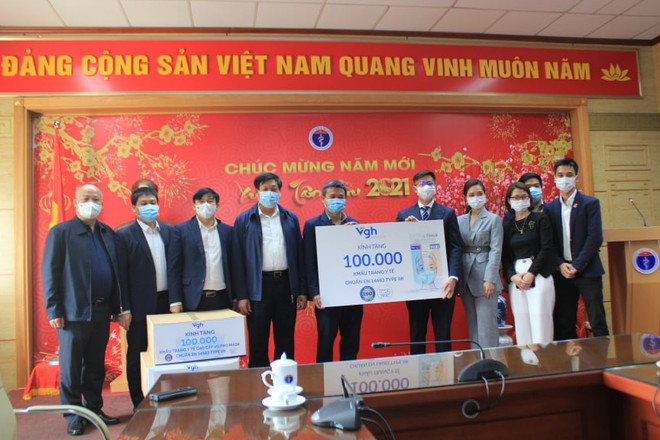 100.000 khẩu trang sẽ chuyển cho các bác sỹ, cán bộ, nhân viên y tế đang tham gia chống dịch ở tuyến đầu. (Ảnh: PV/Vietnam+) Bộ Y tế tiếp nhận 100.000 khẩu trang y tế để chống dịch COVID-19 ảnh 2