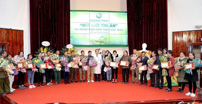 Bệnh viện Hữu Nghị Việt Đức tri ân những gia đình hiến tạng trong năm 2020. (Ảnh: PV/Vietnam+) Những phụ nữ kiên cường, vượt qua nỗi đau để cứu sống... người dưng ảnh 2