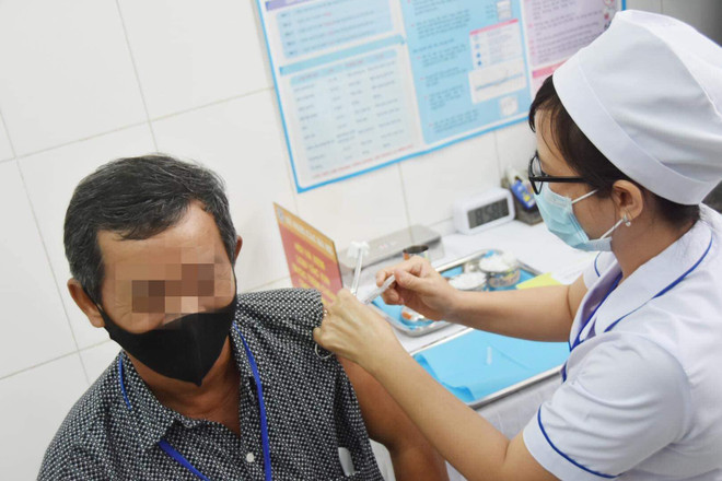 Tiêm thử vắcxin Nano Covax cho tình nguyện viên tại Long An. (Ảnh: PV/Vietnam+) Bắt đầu thử nghiệm lâm sàng vắcxin Nano Covax giai đoạn 2 ảnh 2