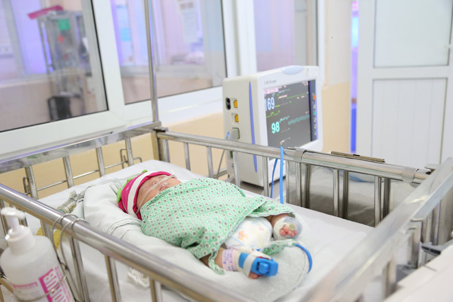 Hà Nội: Xót xa cảnh tượng bé gái sơ sinh bị bỏ rơi tại Bồ Đề ảnh 1