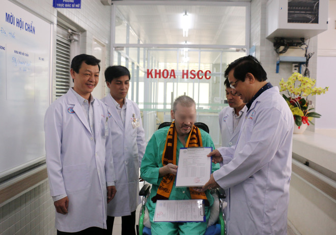 Lãnh đạo Bộ Y tế trao giấy chứng nhận xuất viện và chứng nhận âm tính với virus SARS-CoV-2 cho bệnh nhân 91. (Ảnh: PV/Vietnam+) Chống dịch COVID-19: Dấu ấn Việt Nam trên bản đồ quốc tế ảnh 3
