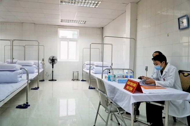 Khu vực theo doi sau tiêm tại Học viện Quân Y. (Ảnh: PV/Vietnam+) Ngày 26/2, triển khai giai đoạn 2 tiêm thử nghiệm vắcxin Nano Covax ảnh 1