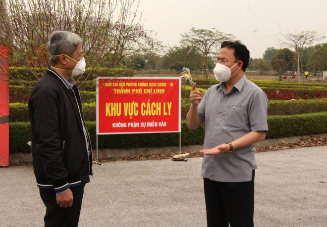 Thứ trưởng Bộ Y tế Nguyễn Trường Sơn kiểm tra tại khu cách ly và Bệnh viện dã chiến số 3 tại Đại học Sao Đỏ cơ sở 2 ở thành phố Chí Linh(Ảnh: PV/Vietnam+) Bộ Y tế 'sát cánh' giúp Hải Dương vượt làn sóng COVID-19 ảnh 1