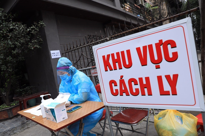 Lực lượng chức năng tiến hành phong toả nơi ở của bệnh nhân 2234. (Ảnh: Minh Đức/TTXVN) Hà Nội thông báo ghi nhận thêm 1 chuyên gia Nhật Bản mắc COVID-19 ảnh 1