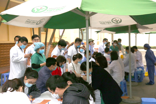 Hàng trăm y bác sỹ của Bệnh viện Việt Đức hiến máu cứu người ảnh 2