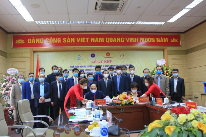 Các bên tại buổi lễ ký kết thỏa thuận hợp tác. (Ảnh: PV/Vietnam+) Bộ Y tế ký hợp tác đào tạo bác sỹ trẻ phục vụ vùng khó khăn ảnh 2