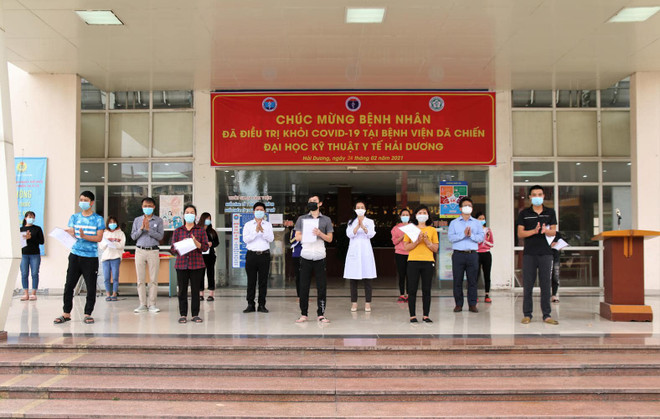 13 bệnh nhân được công bố khỏi bệnh tại Bệnh viện Dã chiến số 2. (Ảnh: PV/Vietnam+) Hải Dương: 13 người ở Bệnh viện Dã chiến số 2 được công bố khỏi bệnh ảnh 1