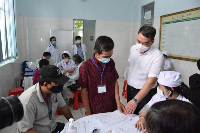 Lãnh đạo Bộ Y tế kiểm tra thủ tục trước khi tiến hành tiêm thử nghiệm. (Ảnh: PV/Vietnam+) Bắt đầu thử nghiệm lâm sàng vắcxin Nano Covax giai đoạn 2 ảnh 1