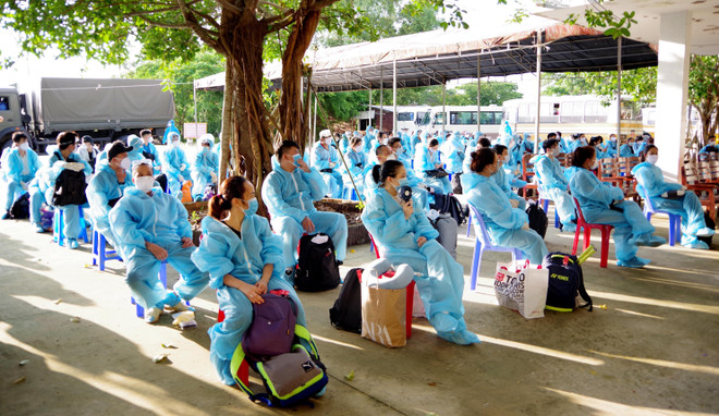 Sóc Trăng tiếp nhận và cách ly tập trung 117 công dân trở về từ Singapore. (Ảnh: TTXVN/Vietnam+) Chống dịch COVID-19: Dấu ấn Việt Nam trên bản đồ quốc tế ảnh 1