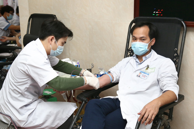 Hàng trăm y bác sỹ của Bệnh viện Việt Đức hiến máu cứu người ảnh 1
