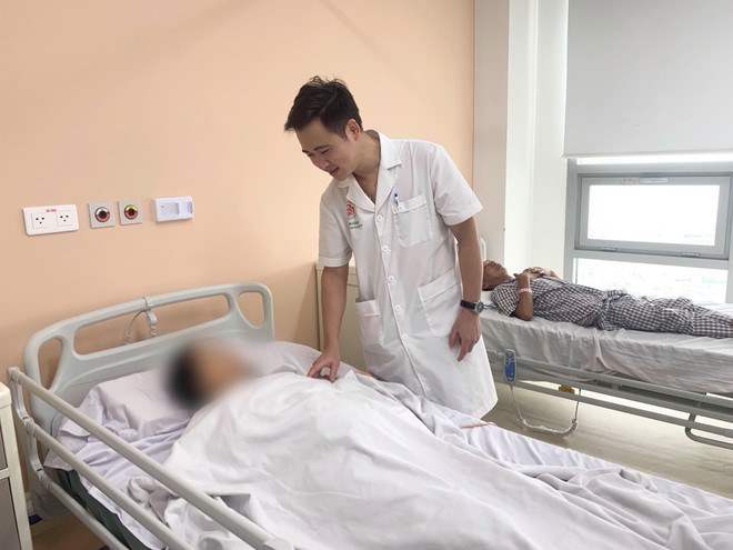 Bác sỹ thăm khám cho bệnh nhân sau phẫu thuật. (Ảnh: PV/Vietnam+) Ăn bún sườn, một phụ nữ bị thủng ruột non do nuốt xương dài 5cm ảnh 2