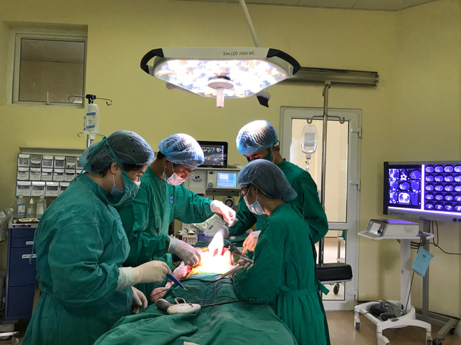 Các bác sỹ phẫu thuật cho bệnh nhân. (Ảnh: PV/vietnam+) Phẫu thuật cắt bỏ khối u thận nặng 2kg cho bé gái 6 tuổi ảnh 1