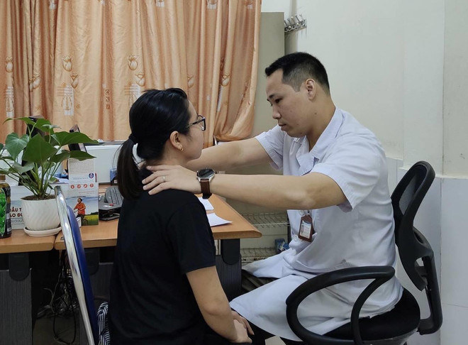 Cô gái loét vùng cổ nghiêm trọng do đắp thuốc lá chữa basedow ảnh 1