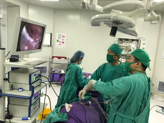 Các bác sỹ thực hiện phẫu thuật nội soi cho bé. (Ảnh: PV/Vietnam+) Bệnh viện Quảng Ninh phẫu thuật nội soi cắt thận trái cho bé 3 tuổi ảnh 1