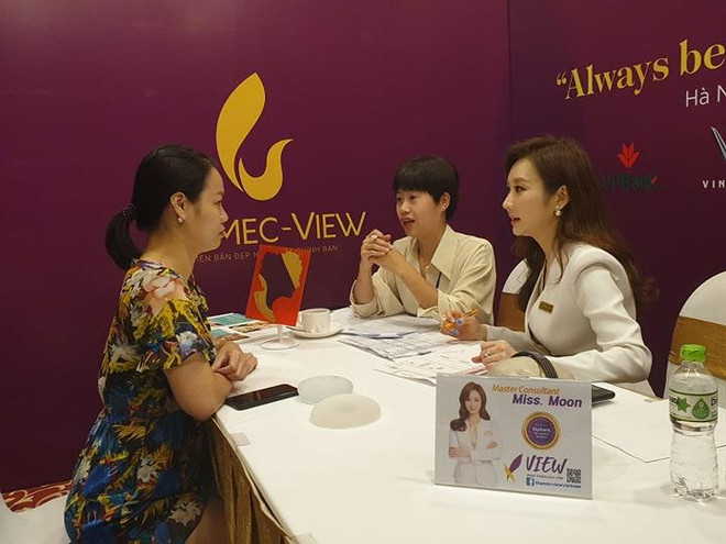 Các chuyên gia làm đẹp của Hàn Quốc tư vấn về làm đẹp tại Ngày hội. (Ảnh: PV/Vietnam+) Chuyên gia làm đẹp nổi tiếng Hàn Quốc tư vấn thẩm mỹ cho phụ nữ Việt ảnh 1