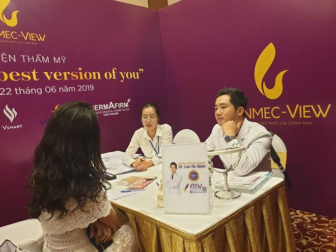 Bác sỹ Lee Hoo Bin tư vấn về làm đẹp cho người tham gia tại ngày hội. (Ảnh: PV/Vietnam+) Chuyên gia làm đẹp nổi tiếng Hàn Quốc tư vấn thẩm mỹ cho phụ nữ Việt ảnh 3