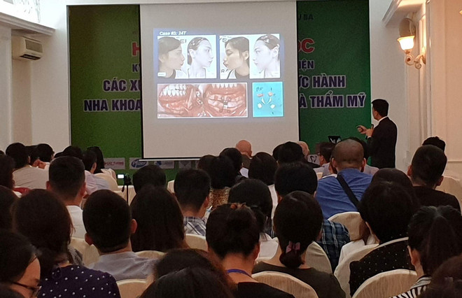 Chuyên gia trình bày tại hội nghị khoa học chuyên khoa về răng hàm mặt. (Ảnh: PV/Vietnam+) Phương pháp mới trong chẩn đoán và điều trị bệnh lý tuyến nước bọt ảnh 2