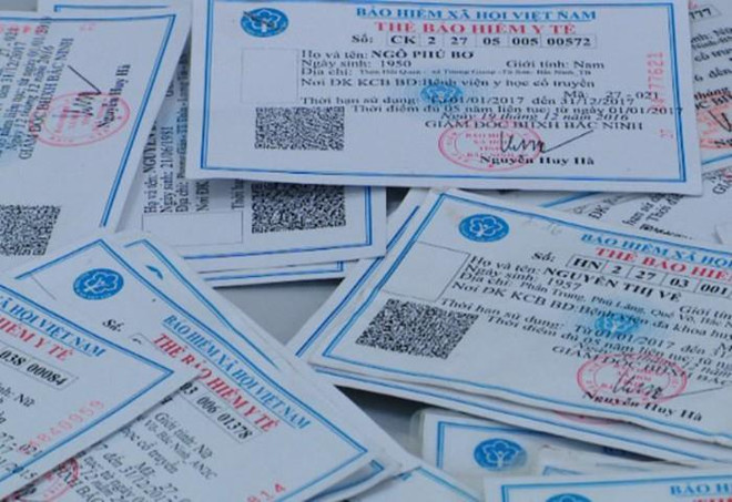 Thẻ bảo hiểm y tế cấp cho người dân. (Ảnh: PV/Vietnam+) Còn khoảng một triệu học sinh chưa tham gia bảo hiểm y tế ảnh 1