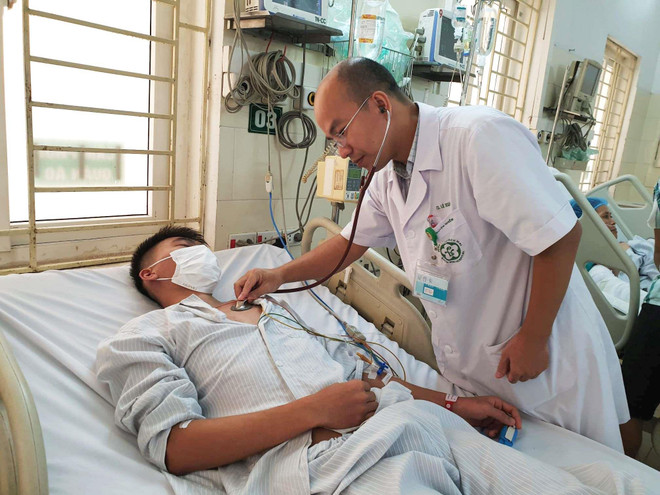 Tiến sỹ Lê Xuân Luật khám cho bệnh nhân điều trị sốt xuất huyết tại Trung tâm Nhiệt đới. (Ảnh: T.G/Vietnam+) Nguy cơ bùng phát dịch bệnh sốt xuất huyết trong cả nước ảnh 1