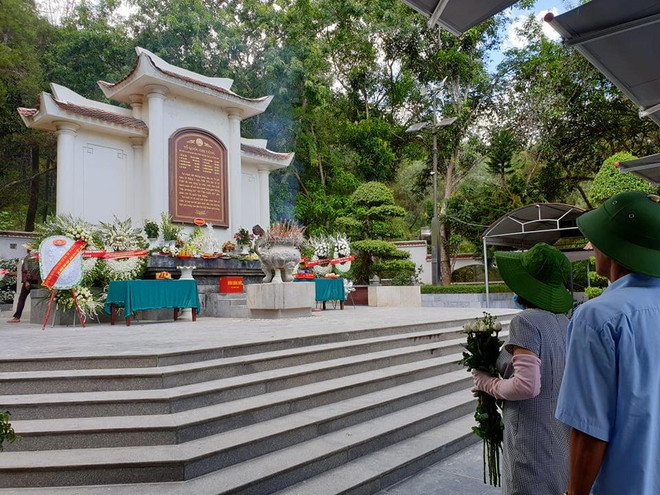 Những đoá hoa màu trắng được người dân dâng lên trên mộ của các nữ thanh niên xung phong đã hy sinh. (Ảnh: T.G/Vietnam+) Hàng trăm người dân tới dâng hương tại Khu di tích Ngã ba Đồng Lộc ảnh 4